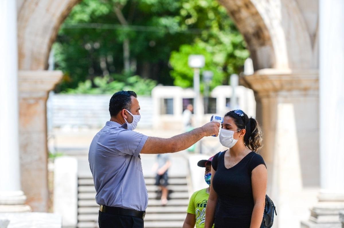 Maskesiz girişin yasaklandığı tarihi Kalei&ccedil;i semtinde ateş &ouml;l&ccedil;&uuml;m&uuml;yle giriliyor