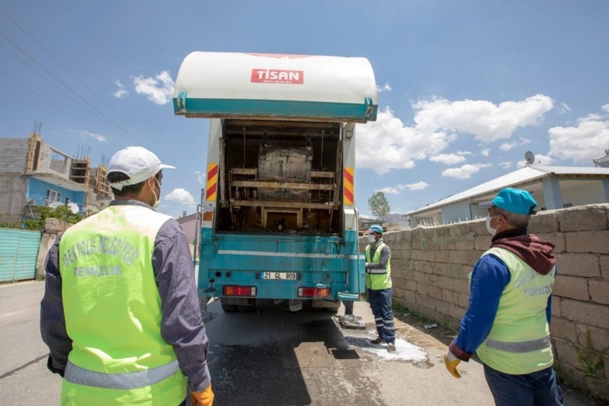 İpekyolu&rsquo;ndaki &ccedil;&ouml;p kutuları yıkanarak dezenfekte ediliyor