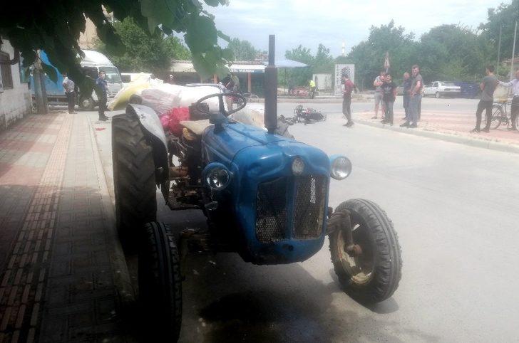 Traktöre çarpan motosiklet sürücüsü yaralandı G3