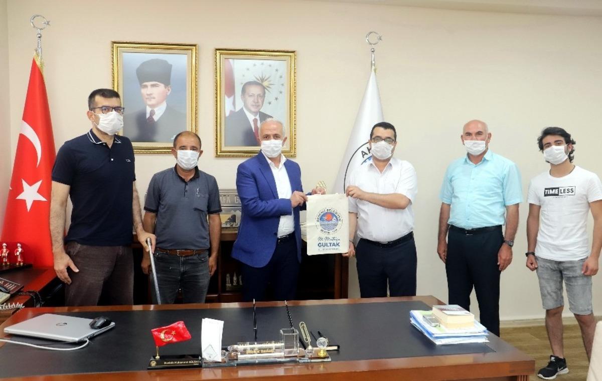 Engelli Kooperatifinde &uuml;retilen ilk bez &ccedil;antalar Başkan G&uuml;ltak&rsquo;a hediye edildi