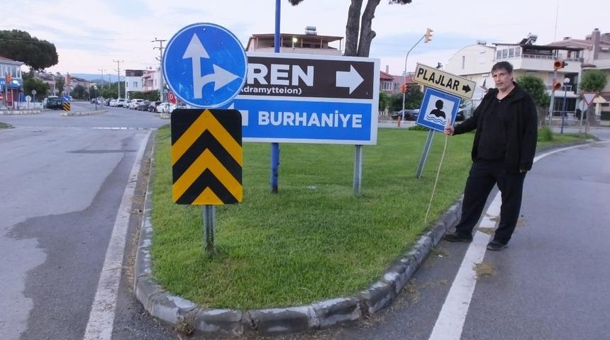 Burhaniye&rsquo;de y&ouml;n tabelası şaşırtıyor