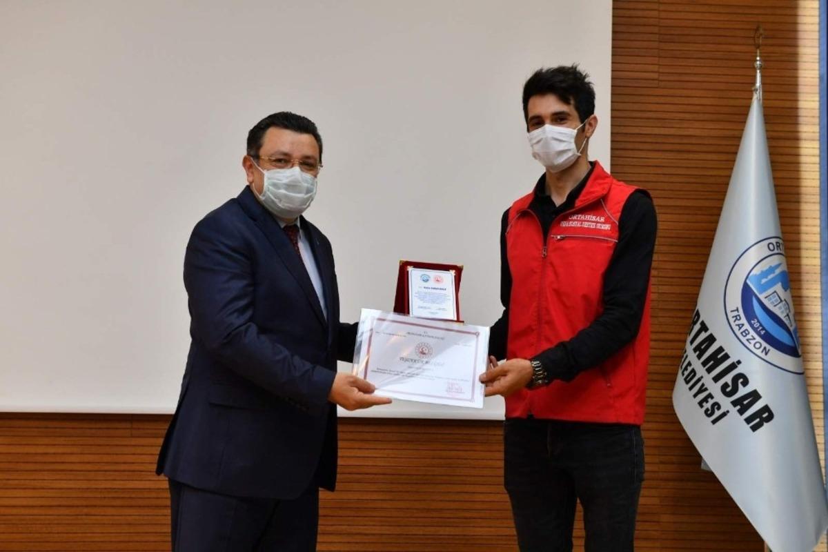 Vefak&acirc;r personele plaket