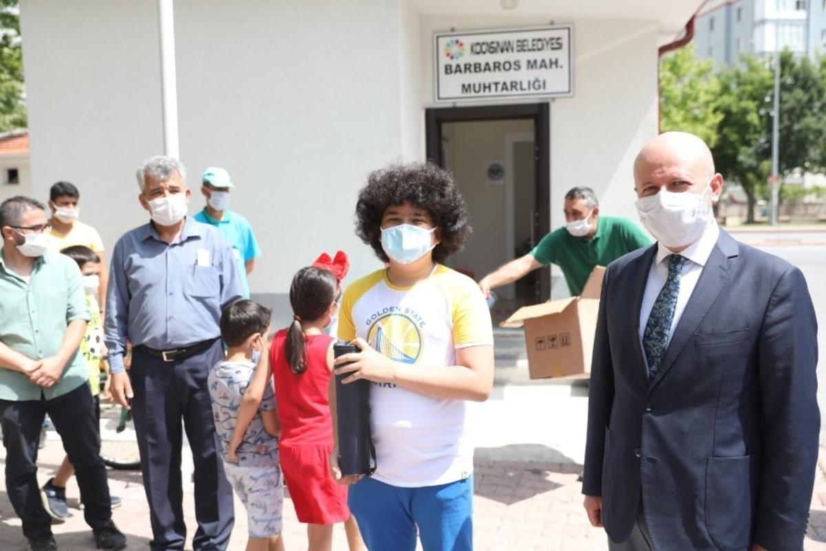 Kocasinan&rsquo;dan sosyal mesafeli ve geri d&ouml;n&uuml;ş&uuml;mden &uuml;retilen satran&ccedil; banklar