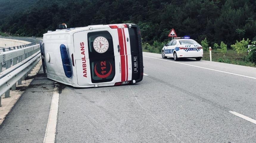 112 ambulansı devrildi: 1 yaralı