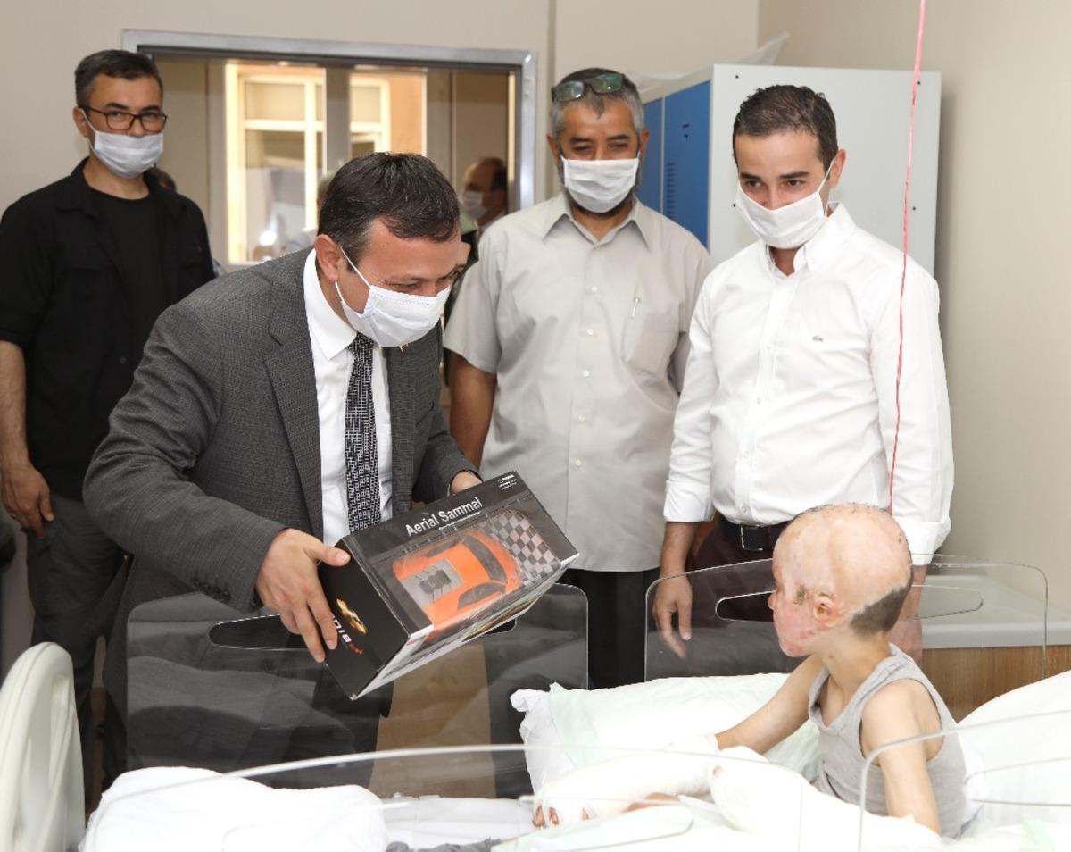 ER&Uuml; Rekt&ouml;r&uuml; &Ccedil;alış, Savaş Mağduru K&uuml;&ccedil;&uuml;k Halid&rsquo;i Hastanede Ziyaret Etti