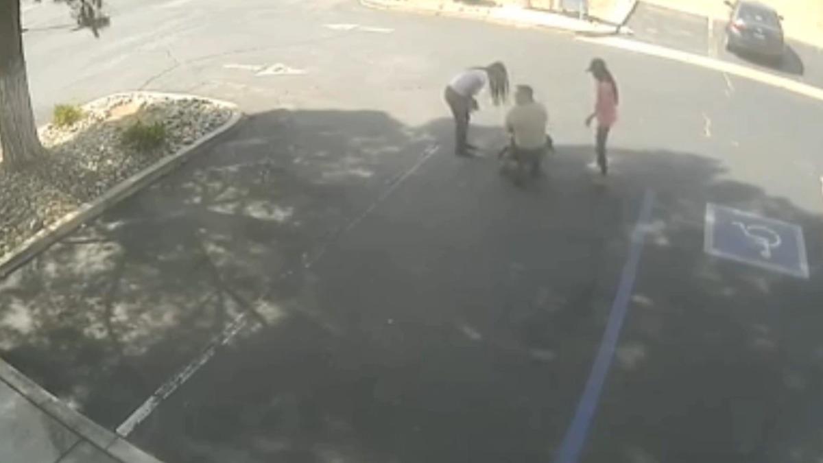 Polisi protesto eden kadının bebeğini polis kurtardı