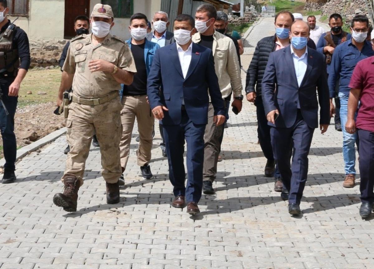 Erciş Belediyesinden kilitli parke taşı d&ouml;şeme &ccedil;alışması