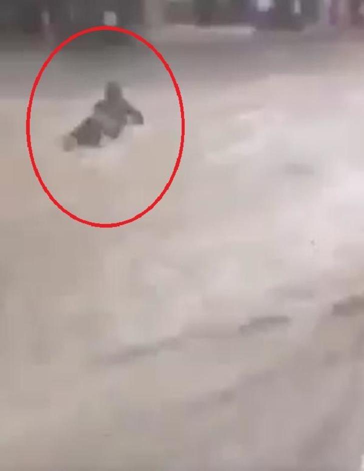 Bursa'da korku dolu anlar! Kadın sel sularında sürüklendi G2