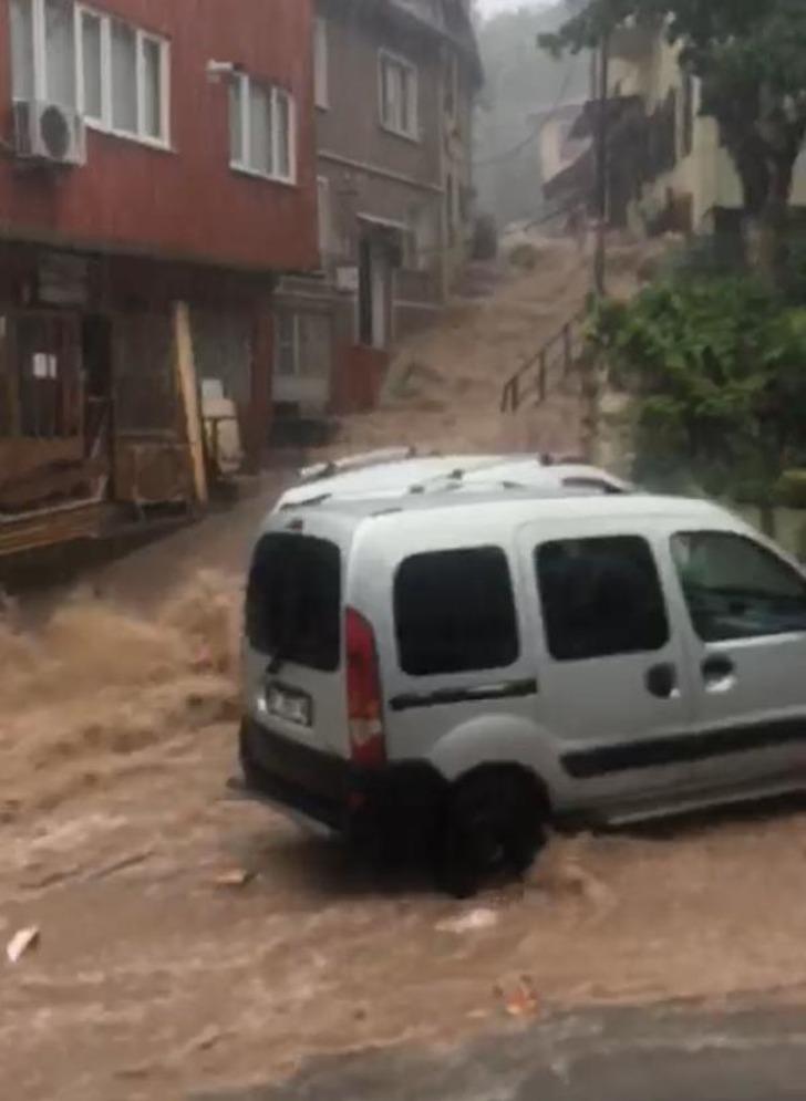 Bursa'da korku dolu anlar! Kadın sel sularında sürüklendi G4