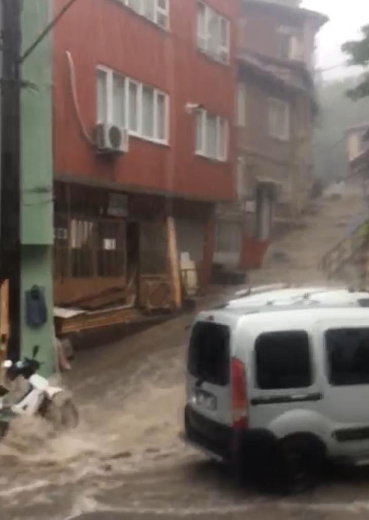 Bursa'da korku dolu anlar! Kadın sel sularında sürüklendi G5