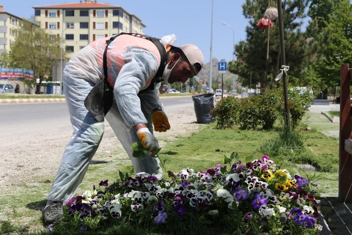 Sivrihisar&rsquo;da park yenileme ve &ccedil;i&ccedil;eklendirme &ccedil;alışmaları