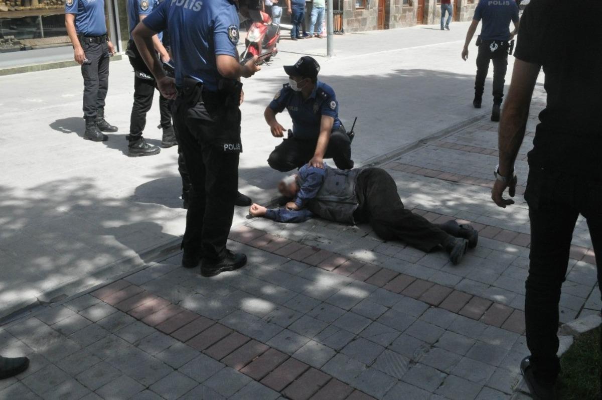 Yaşlı adamlar bir anda kavgaya tutuştu! Sebebi 'Yok artık' dedirtti