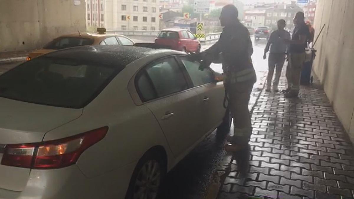 İstanbul'da dolu yağışı aracın 'sunroof'unu kırdı