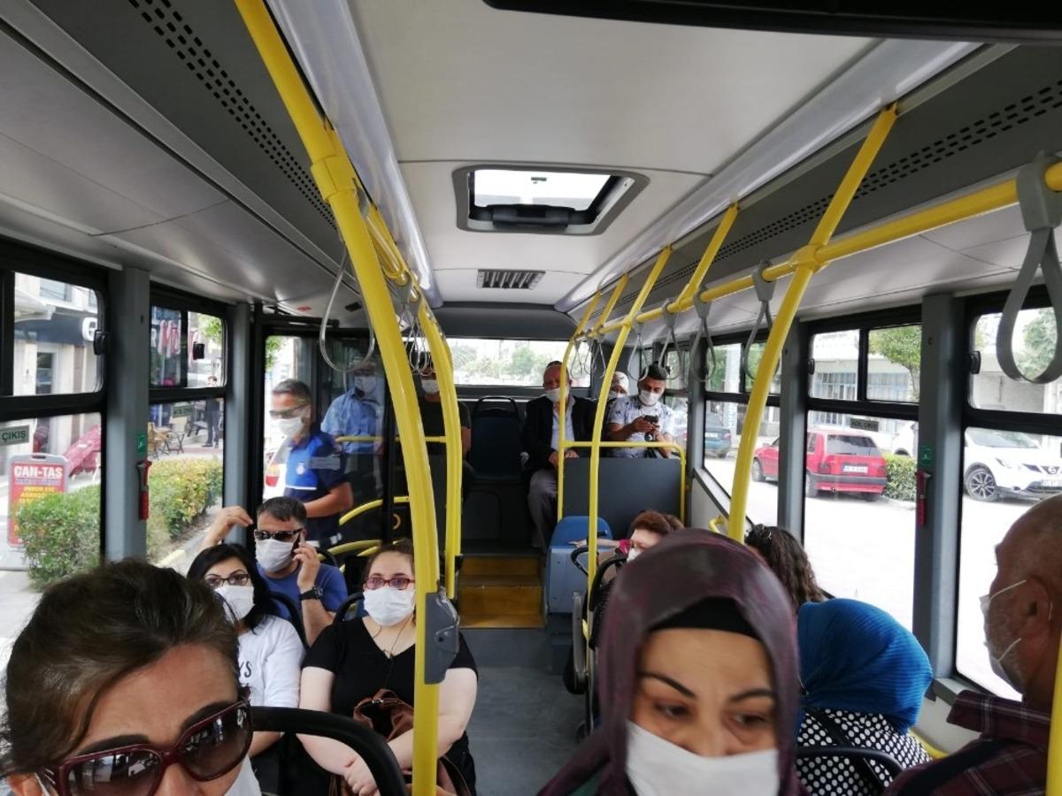 Manisa&rsquo;da bir yandan maske desteği bir yandan maske denetimi