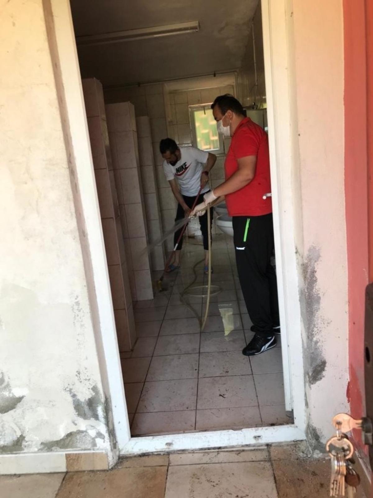 Altyapı antren&ouml;r&uuml; ve oyuncular tesisi temizledi