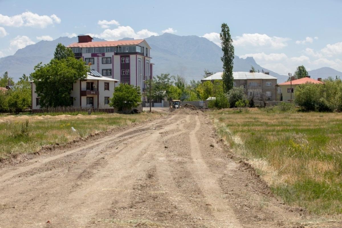 İpekyolu kaliteli ve g&uuml;venli yollara kavuşuyor