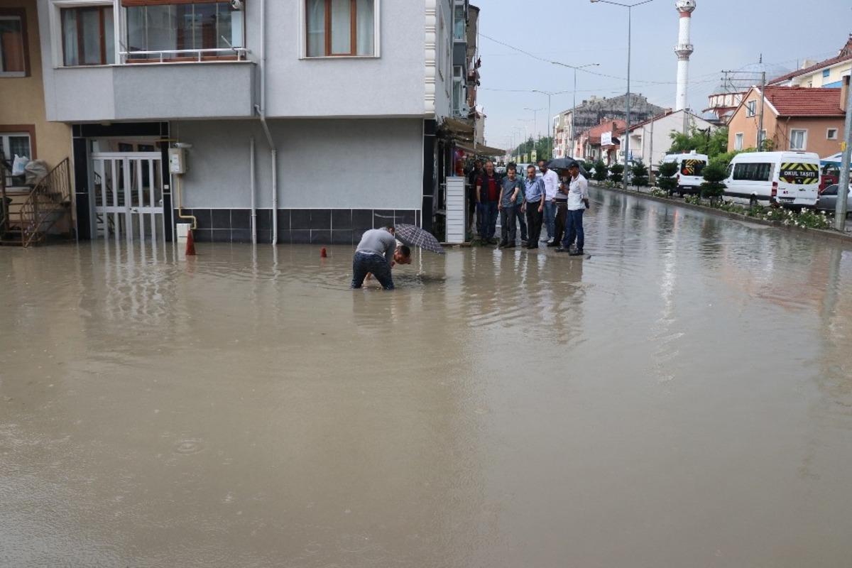 Bolu&rsquo;da 20 dakika s&uuml;ren sağanak yağmur hayatı fel&ccedil; etti