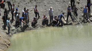 Yürek yakan haber! Kaybolan oğlunun gölete girdiğini sanmış