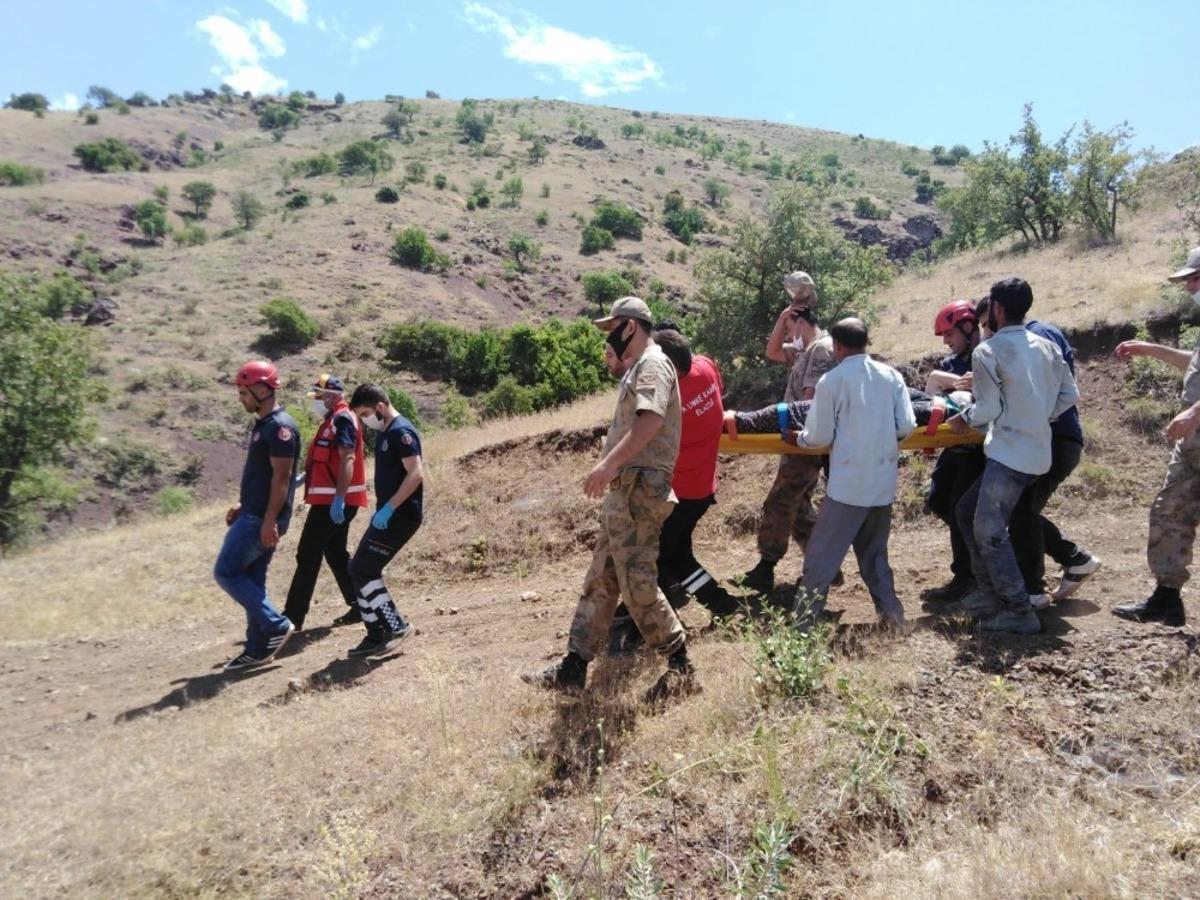 Trakt&ouml;r dereye yuvarlandı, 2 yaralıyı UMKE ekipleri kurtardı