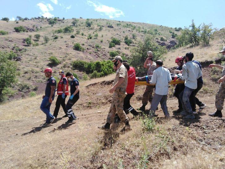 Traktör dereye yuvarlandı, 2 yaralıyı UMKE ekipleri kurtardı G1