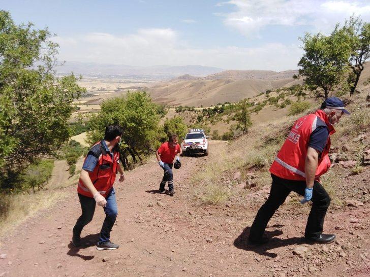 Traktör dereye yuvarlandı, 2 yaralıyı UMKE ekipleri kurtardı G2