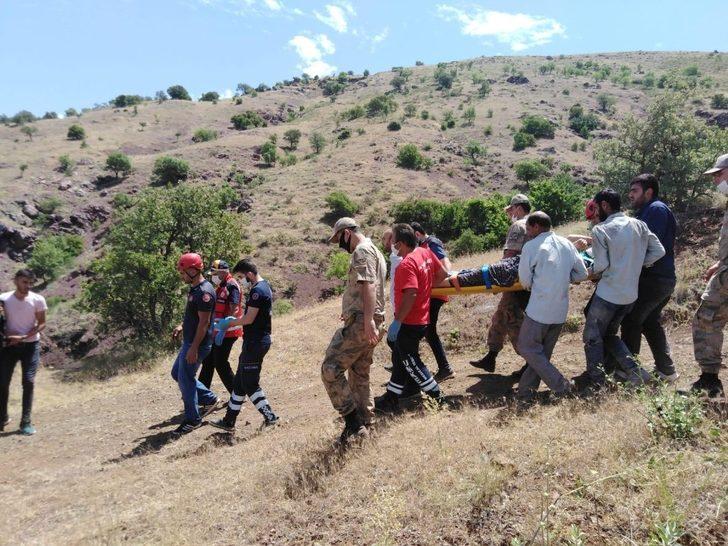 Traktör dereye yuvarlandı, 2 yaralıyı UMKE ekipleri kurtardı G3