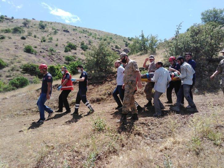 Traktör dereye yuvarlandı, 2 yaralıyı UMKE ekipleri kurtardı G4