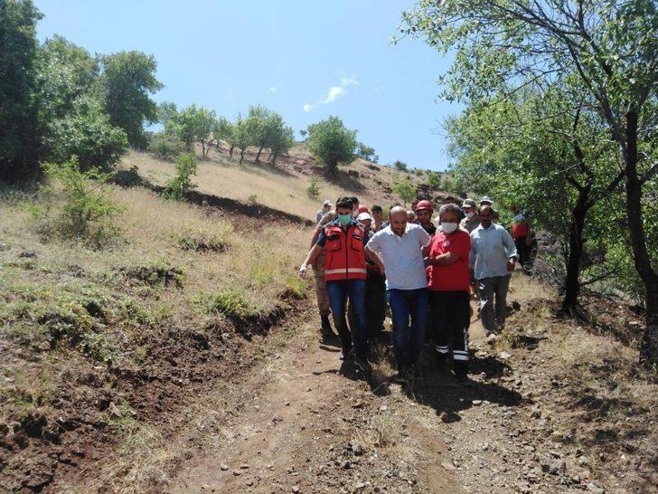 Traktör dereye yuvarlandı, 2 yaralıyı UMKE ekipleri kurtardı G5