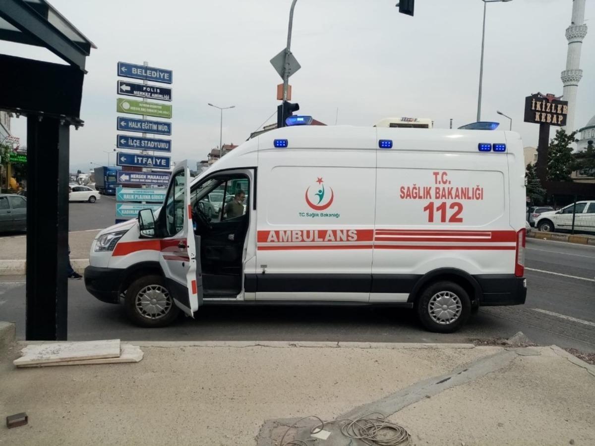 Duramayınca ambulansa &ccedil;arptı