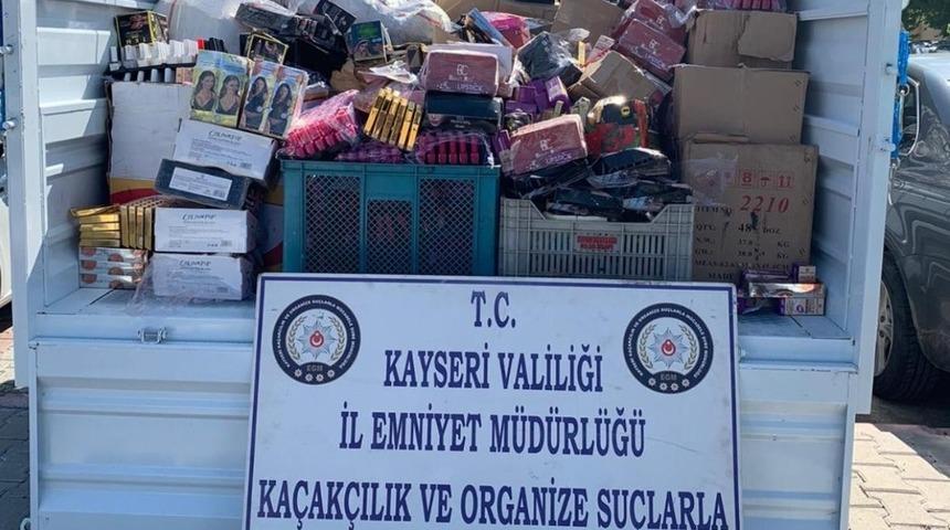 Polis ekipleri iki kamyon kaçak kozmetik ürünü ele geçirdi