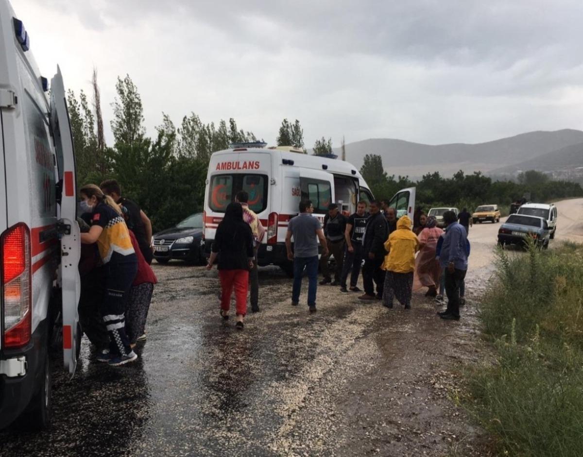 Tarım iş&ccedil;ilerini taşıyan minib&uuml;s kamyonla &ccedil;arpıştı: 1 &ouml;l&uuml;, 7 yaralı