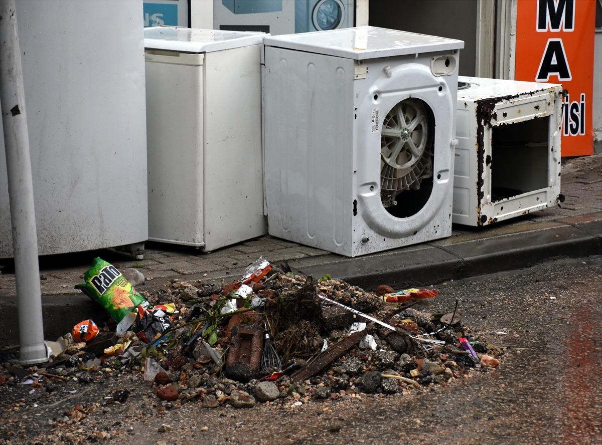 G&Uuml;NCELLEME - Bursa'da selde s&uuml;r&uuml;klenen kadını &ccedil;evredeki bir iş yerinin &ccedil;alışanı kurtardı