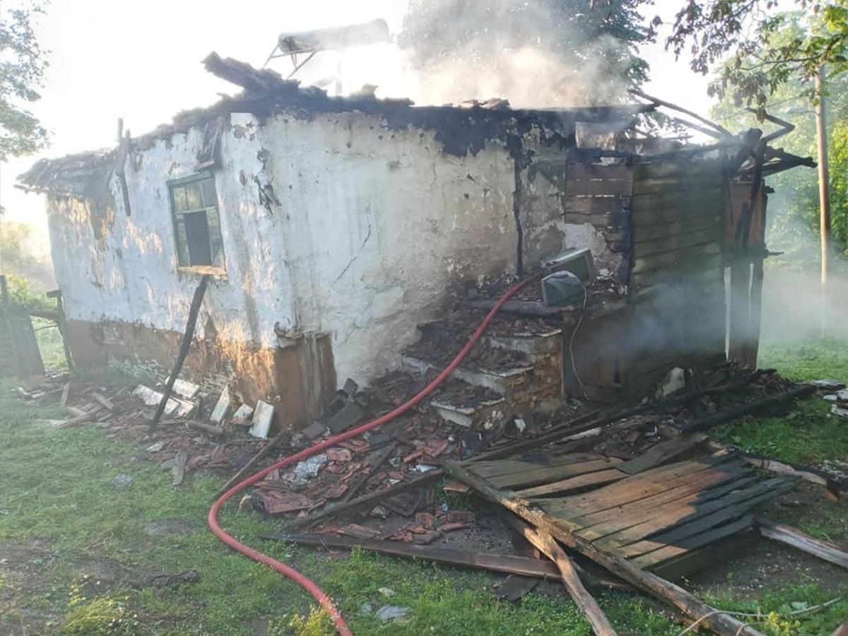 Buzdolabı patladı, &ccedil;ıkan yangında ev kullanılamaz hale geldi