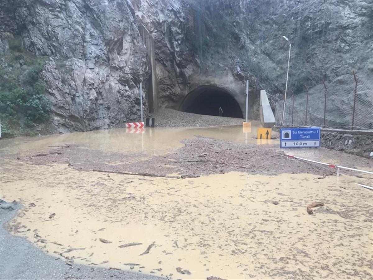 Artvin-Erzurum kara yolu heyelan nedeniyle ulaşıma kapandı