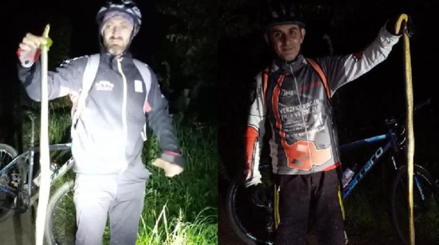 Bisiklet&ccedil;iler 2 metrelik yılan yakaladı