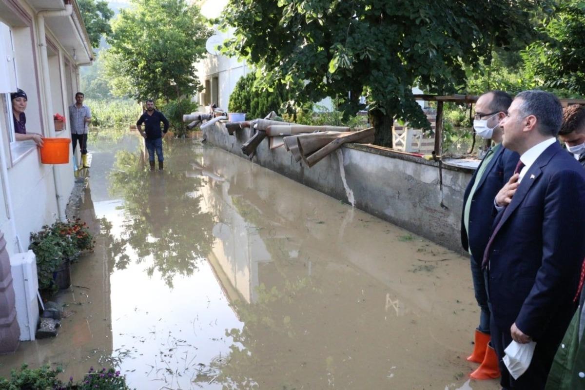 Vali Atay ayağının tozu ile sel b&ouml;lgesine gitti