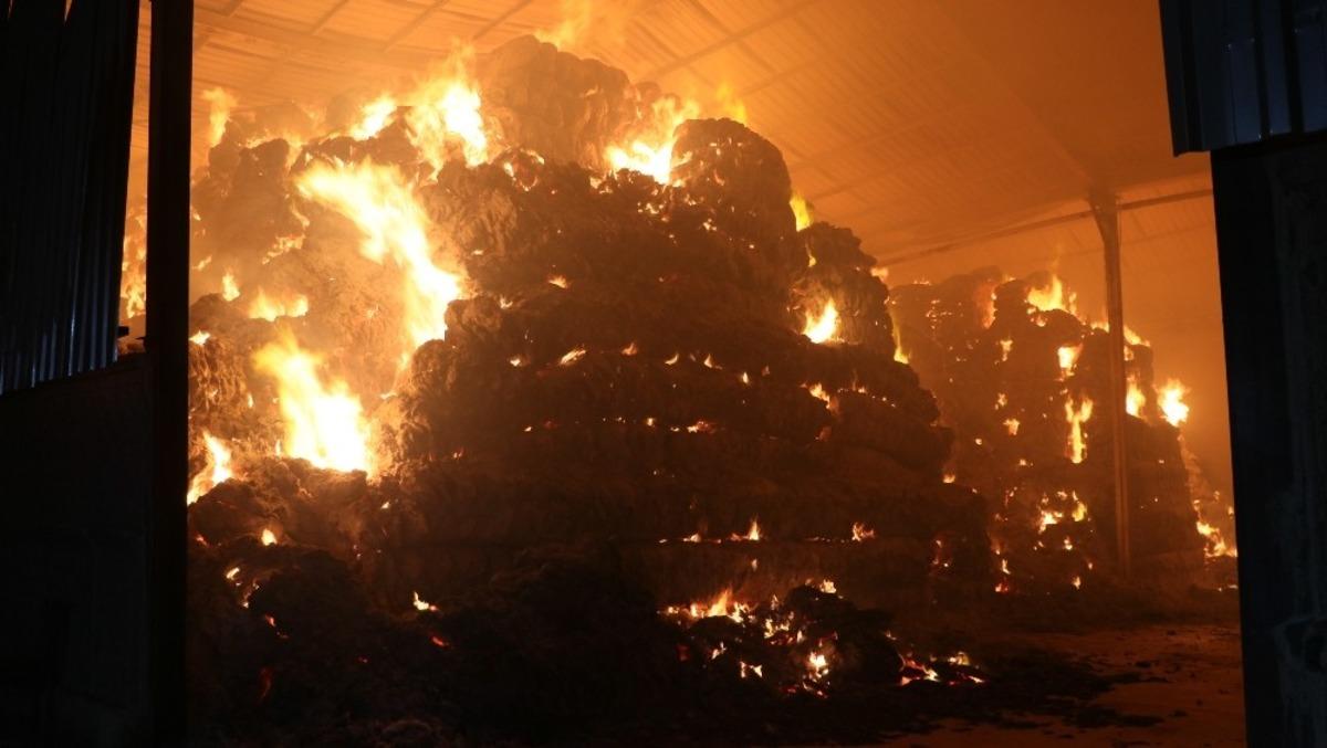 Aksaray&rsquo;da yem fabrikası ve yonca deposunda yangın! S&ouml;nd&uuml;r&uuml;lemiyor