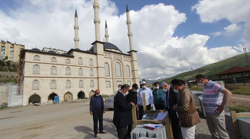 Başkan Pekmezci Gıyasi Şent&uuml;rk Cami &ccedil;evresinde incelemelerde bulundu