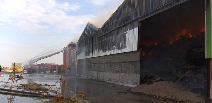Aksaray’da yem fabrikası ve yonca deposunda yangın! Söndürülemiyor G3