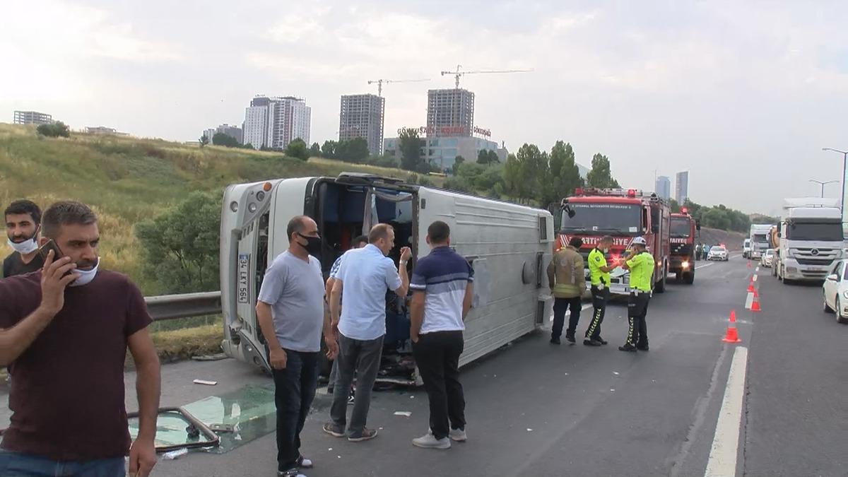 TEM Otoyolu Hadımk&ouml;y mevkiinde kaza yapan minib&uuml;s devrildi: Yaralılar var