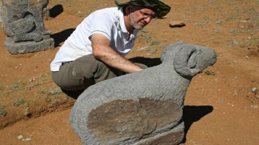 Prof. Dr. Ceylan: &ldquo;Atbaşı mezar taşları defineciler tarafından yok ediliyor&rdquo;