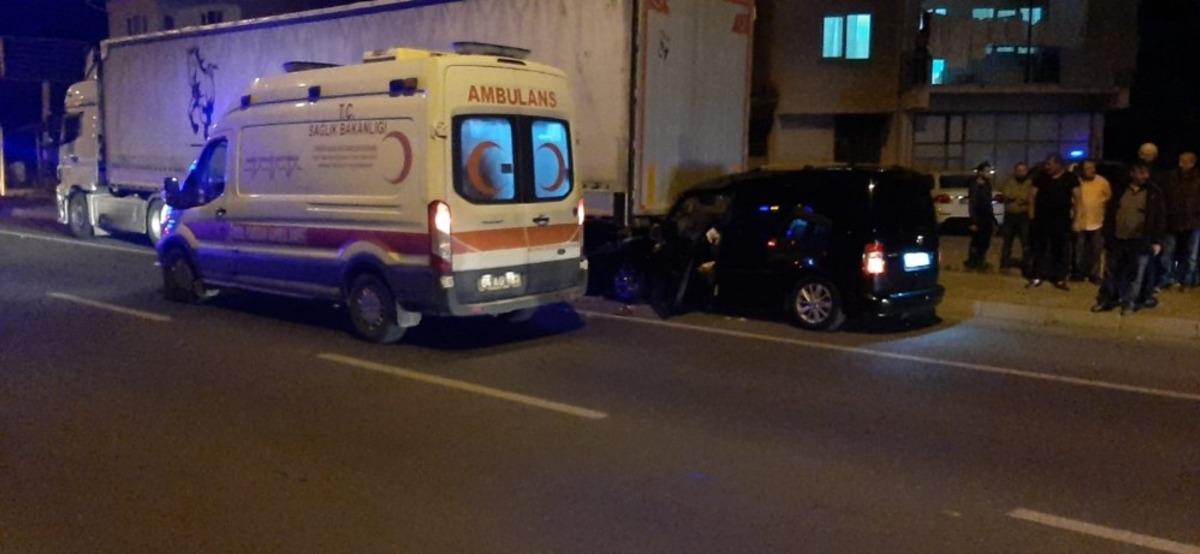 Ticari ara&ccedil; park halindeki tıra arkadan &ccedil;arptı: 5 yaralı