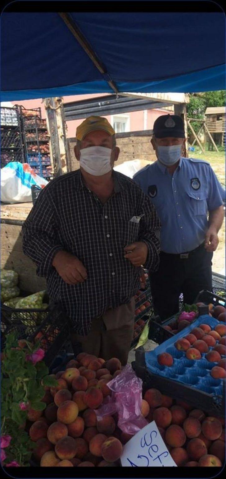 Dumlupınar pazarında eldiven ve maske dağıtıldı G2