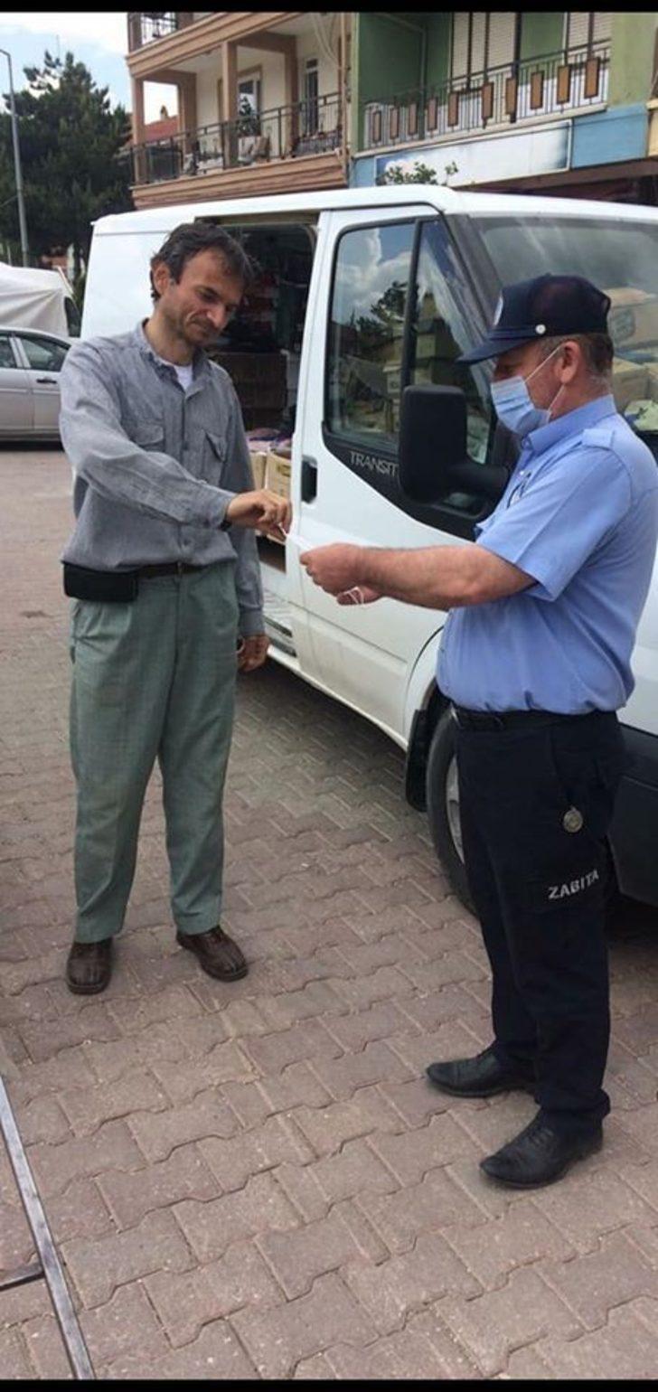 Dumlupınar pazarında eldiven ve maske dağıtıldı G3