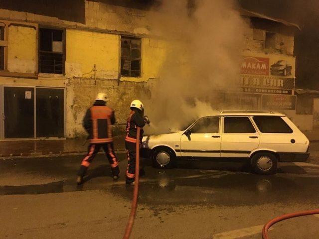 Tarsus’ta seyir halindeki otomobil yandı