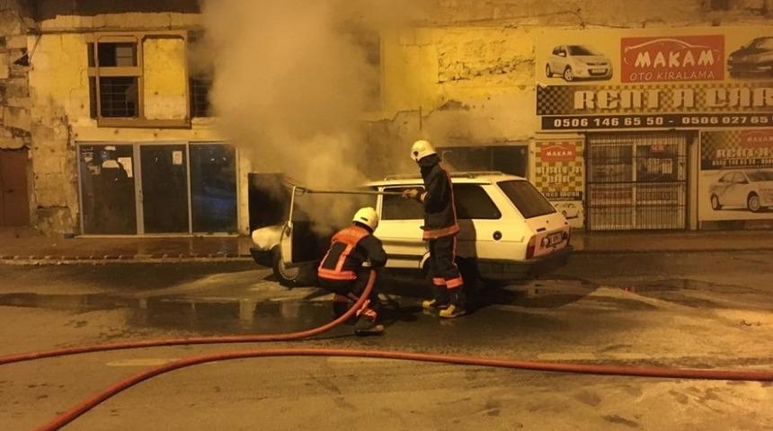 Tarsus’ta seyir halindeki otomobil yandı