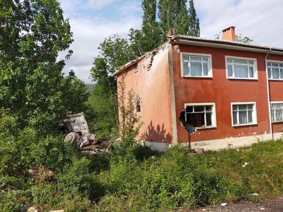 Tomruk y&uuml;kl&uuml; kamyon evin &ccedil;atısına u&ccedil;tu: 1 yaralı