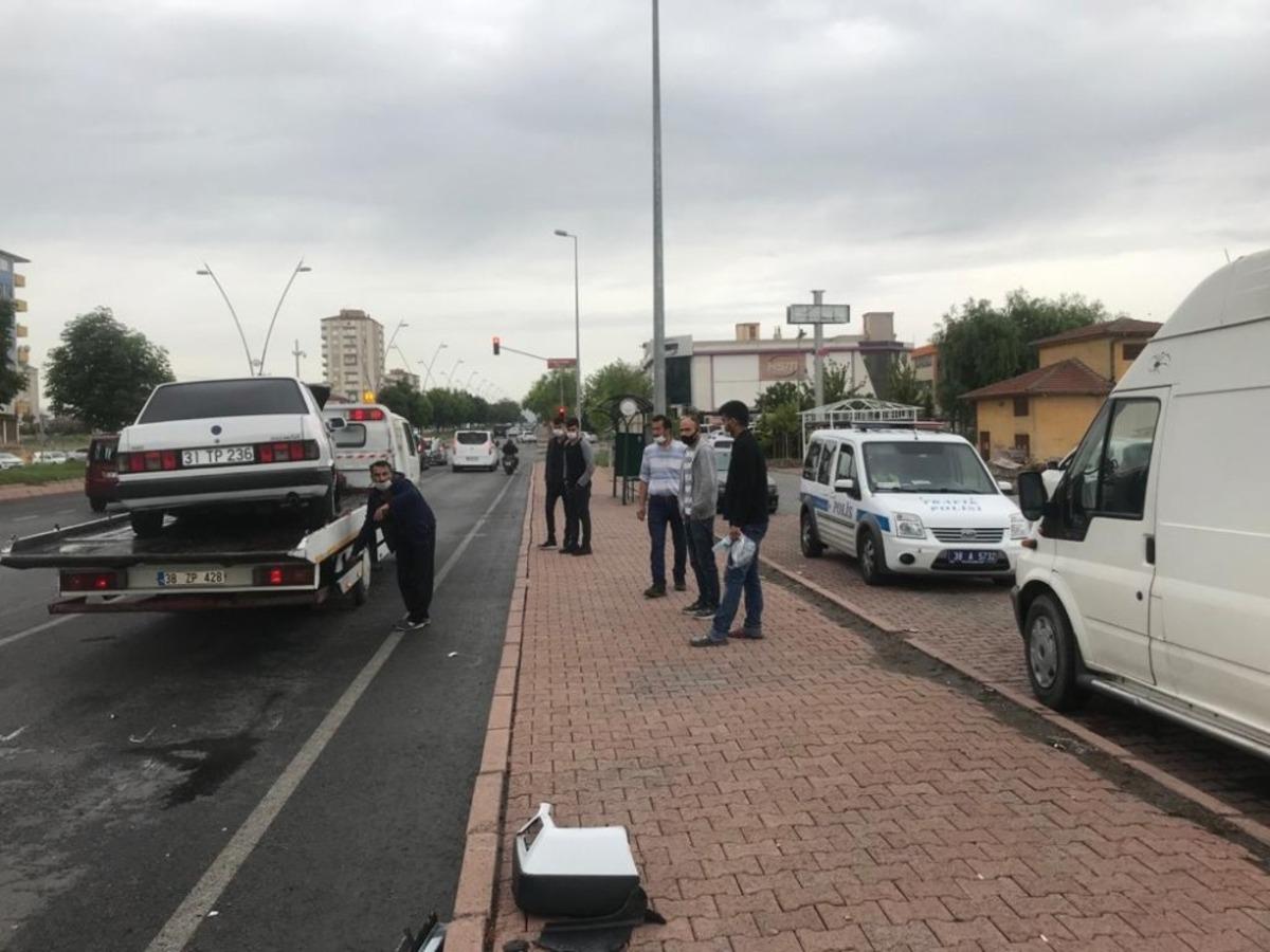 Kayseri&rsquo;de meydana gelen kazada 4 ara&ccedil; birbirine girdi