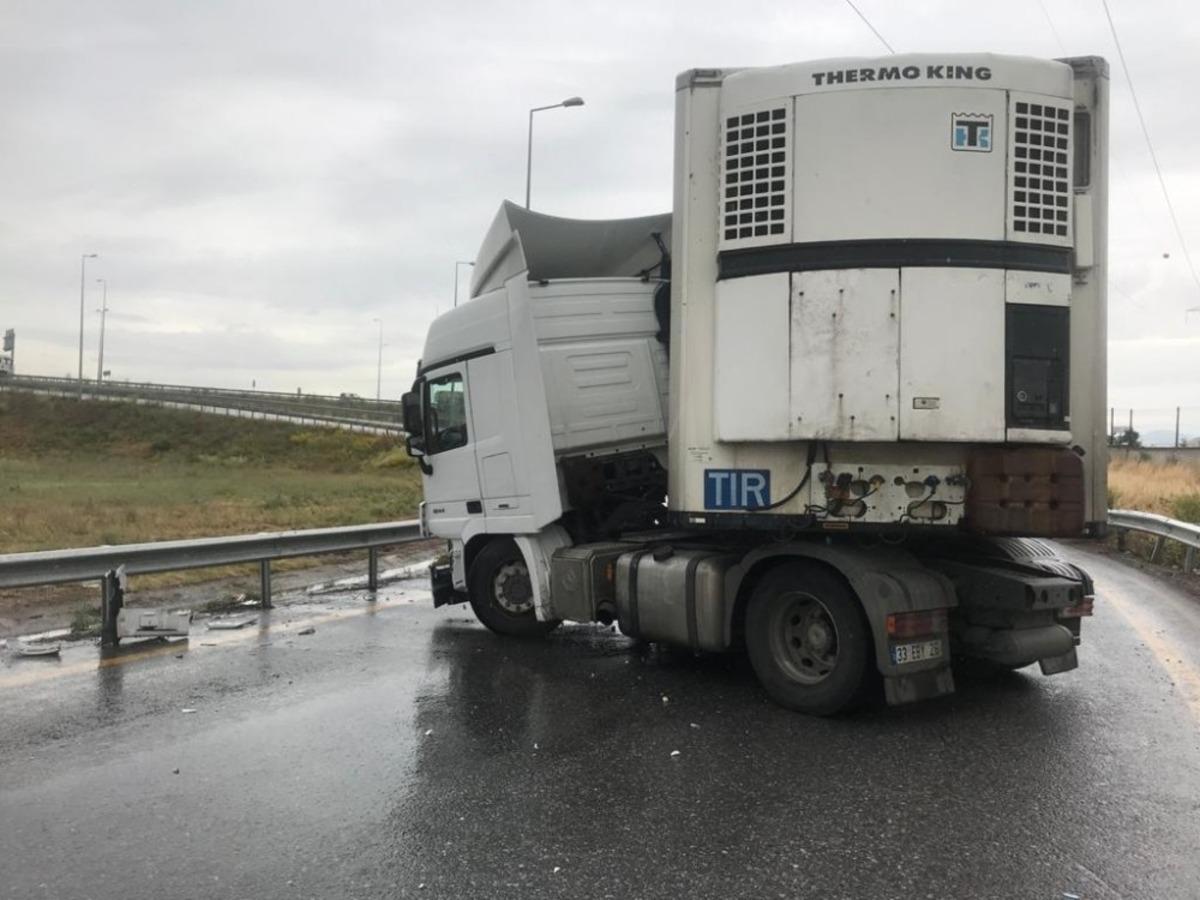 Kaygan yolda makas kesen tır, kaza yaptı