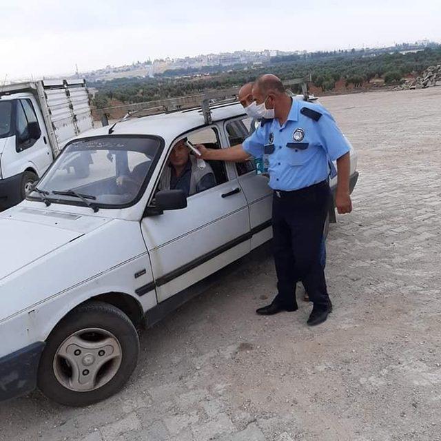 Hayvan pazarında gelenlerin ateşi ölçülüp maske veriliyor